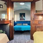 La Roulotte Pop Des Grillots Bed and breakfast