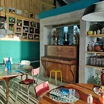 La Roulotte Pop Des Grillots Bed and breakfast