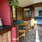 Bed and breakfast La Roulotte Pop Des Grillots