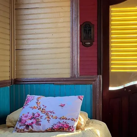 La Roulotte Pop Des Grillots Bed and breakfast 3*