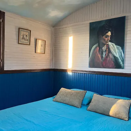 La Roulotte Pop Des Grillots Bed and breakfast