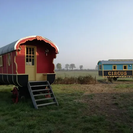 Bed and breakfast La Roulotte Pop Des Grillots 3*