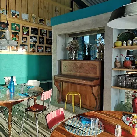 La Roulotte Bohème Des Grillots Couette-café