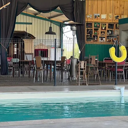 Bed and breakfast La Roulotte Pop Des Grillots