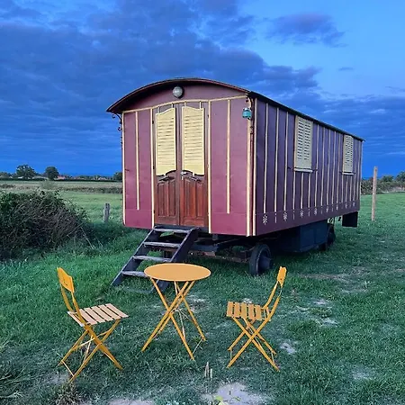Bed and breakfast La Roulotte Pop Des Grillots